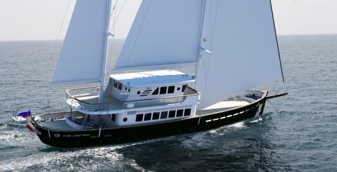 Luxury-yacht-Svetlana-underway-665x339