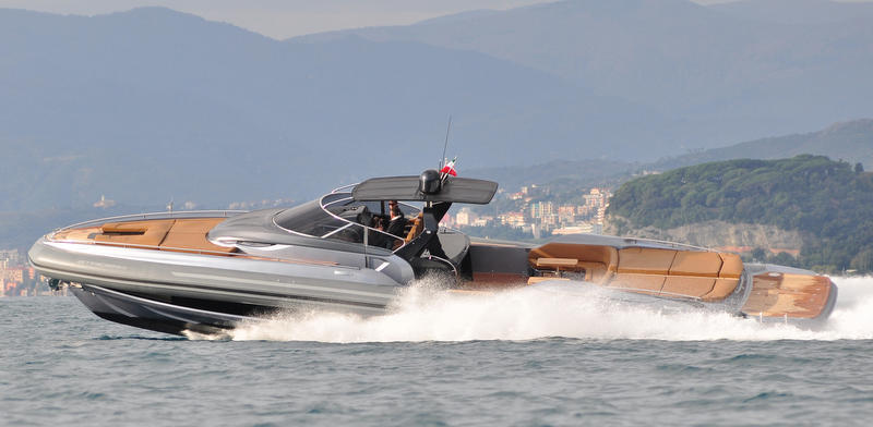 Sacs-Strider-19-yacht-tender-at-full-speed