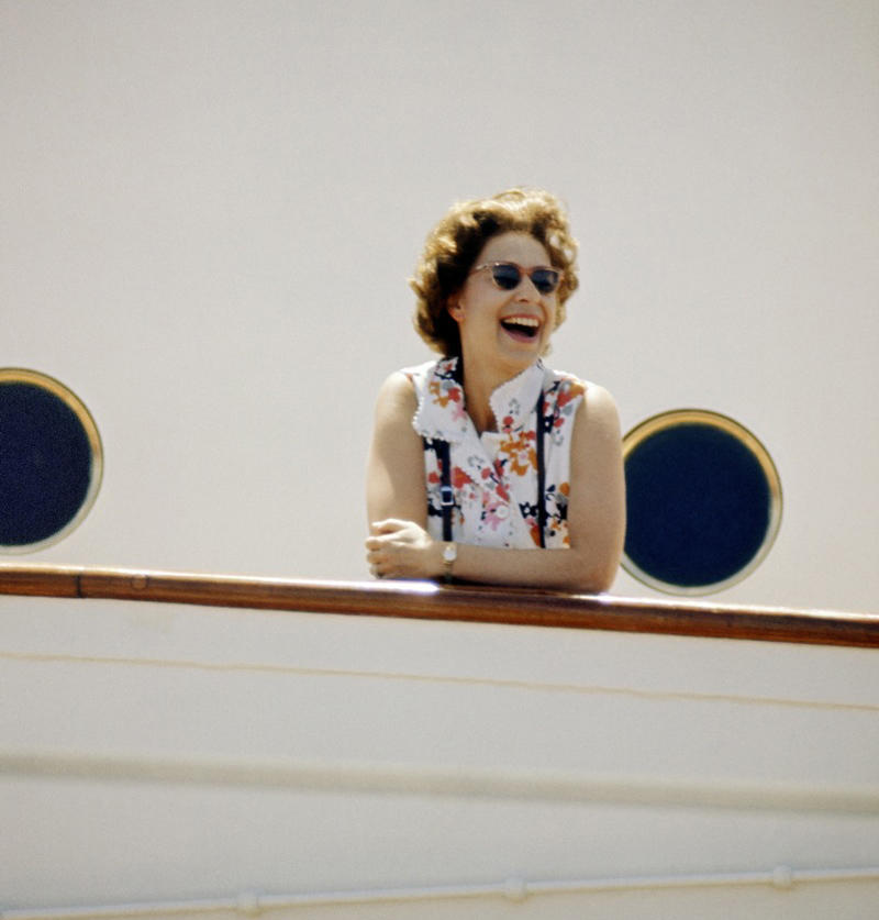 HM-THE-QUEEN-ON-BOARD-HMY-BRITANNIA-THE-EQUATOR-INDIAN-OCEAN-MARCH-1972-1-c26858