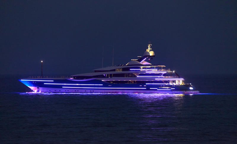 Feadship-Yacht-Madame-Gu-at-night