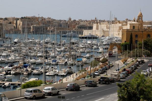 Мальтийский транспорт — лодка и праворульное авто.Фото: Павел Дивин